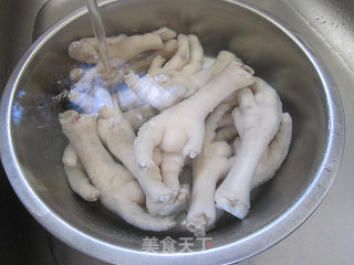 鸡脚煲白菜干汤的做法步骤：2