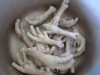 鸡脚煲白菜干汤的做法步骤：5