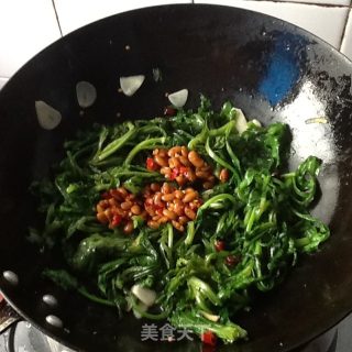 水豆豉炒茼蒿菜的做法步骤：7