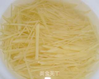 咖喱土豆丝的做法步骤：1