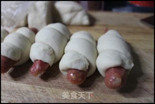 牛奶香肠馒头卷的做法步骤：8