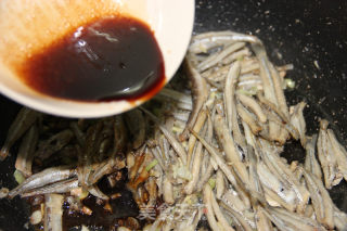 酱香小鱼干的做法步骤：9