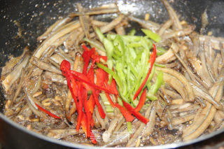 酱香小鱼干的做法步骤：11