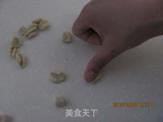 鲜虾猫耳（猫耳面的详细制作过程）的做法步骤：7