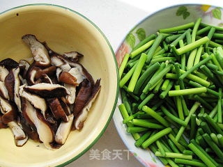 香菇蒜薹炒肉丝的做法步骤：1
