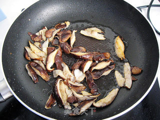香菇蒜薹炒肉丝的做法步骤：6