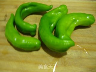 【快手菜】—尖椒炒鸡蛋的做法步骤：1