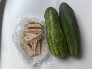 适合上班族的快手菜——肉片炒黄瓜的做法步骤：1