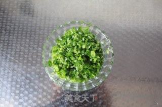 小葱鸡蛋饼的做法步骤：1
