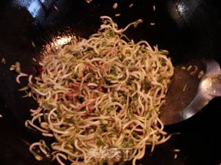 干豆腐炒豆芽儿的做法步骤：5