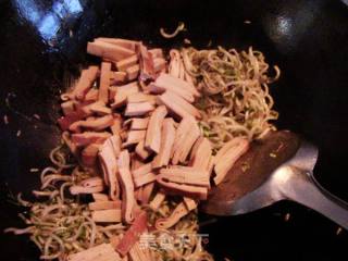 干豆腐炒豆芽儿的做法步骤：6