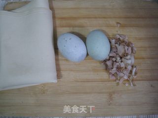 千丈皮蛋肉卷的做法步骤：1
