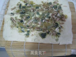 千丈皮蛋肉卷的做法步骤：2