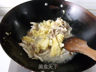 鸡菇炒鸡蛋的做法步骤：4