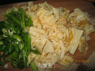 腐竹炒肉的做法步骤：1