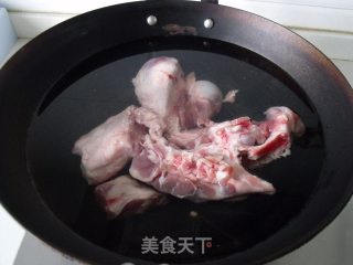 大骨头汤的做法步骤：1