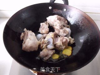 大骨头汤的做法步骤：2