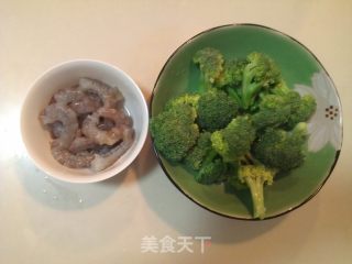 虾仁西兰花的做法步骤：1
