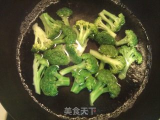 虾仁西兰花的做法步骤：2