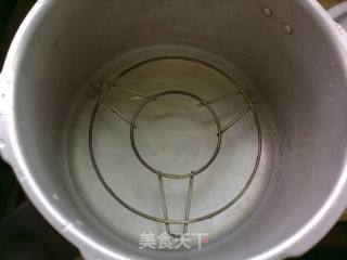 高压锅蒸蕃薯的做法步骤：2