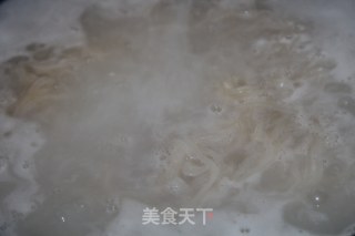 鸡蛋香肠清汤面的做法步骤：1