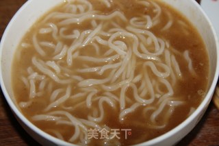 鸡蛋香肠清汤面的做法步骤：2