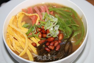 鸡蛋香肠清汤面的做法步骤：3