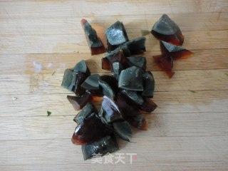 香椿皮蛋拌豆腐的做法步骤：2