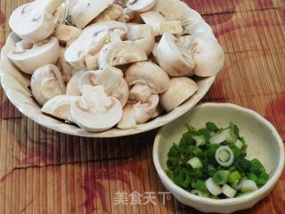 蘑菇炒鸡片的做法步骤：2