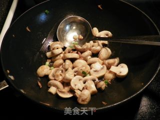 蘑菇炒鸡片的做法步骤：5