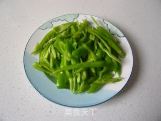 徽里乡人的一道小菜（给妈妈的节日礼物）--徽茶干青椒肉丝的做法步骤：3