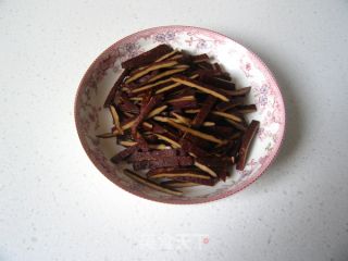 徽里乡人的一道小菜（给妈妈的节日礼物）--徽茶干青椒肉丝的做法步骤：4