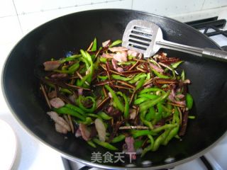 徽里乡人的一道小菜（给妈妈的节日礼物）--徽茶干青椒肉丝的做法步骤：11