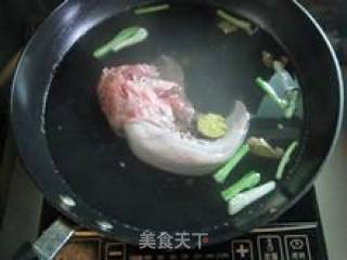 为炎热的夏天准备一锅好卤—卤水猪舌的做法步骤：2