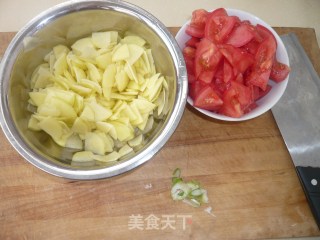 超级简单的下饭菜————西红柿土豆片的做法步骤：1