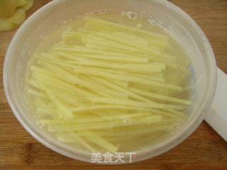 【最适合夏天食用的家常小菜】炝拌酸辣土豆丝的做法步骤：6