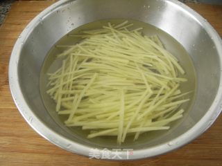 【最适合夏天食用的家常小菜】炝拌酸辣土豆丝的做法步骤：7