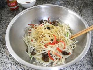 【最适合夏天食用的家常小菜】炝拌酸辣土豆丝的做法步骤：10