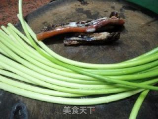 蒜心炒腊肉的做法步骤：1