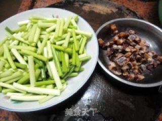 蒜心炒腊肉的做法步骤：2