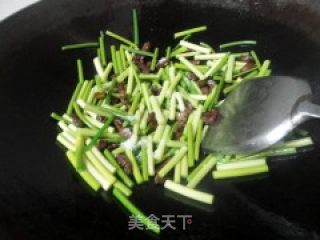 蒜心炒腊肉的做法步骤：4