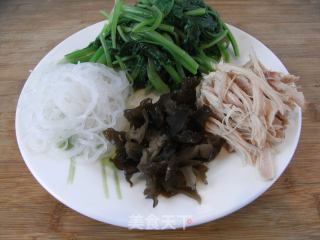 【适合夏天食用的家常菜】姜蓉鸡丝菠菜的做法步骤：6