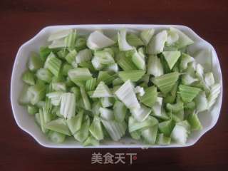 西芹炒腰果的做法步骤：1