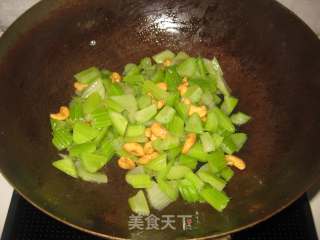 西芹炒腰果的做法步骤：8