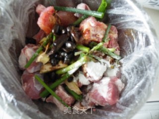 豉香金瓜排骨的做法步骤：2
