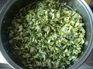 【槐花肉丸汤】——花的清香、有嚼劲的丸子的做法步骤：3