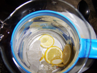 柠檬蜂蜜冰红茶的做法步骤：4