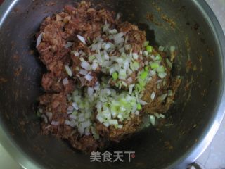 令人回味无穷的“肉龙”的做法步骤：3