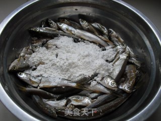 油炸小鱼的做法步骤：3