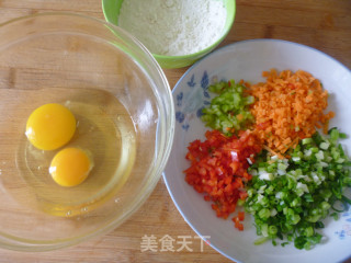 【营养早餐】附和面技巧---田园蔬菜鸡蛋饼的做法步骤：1